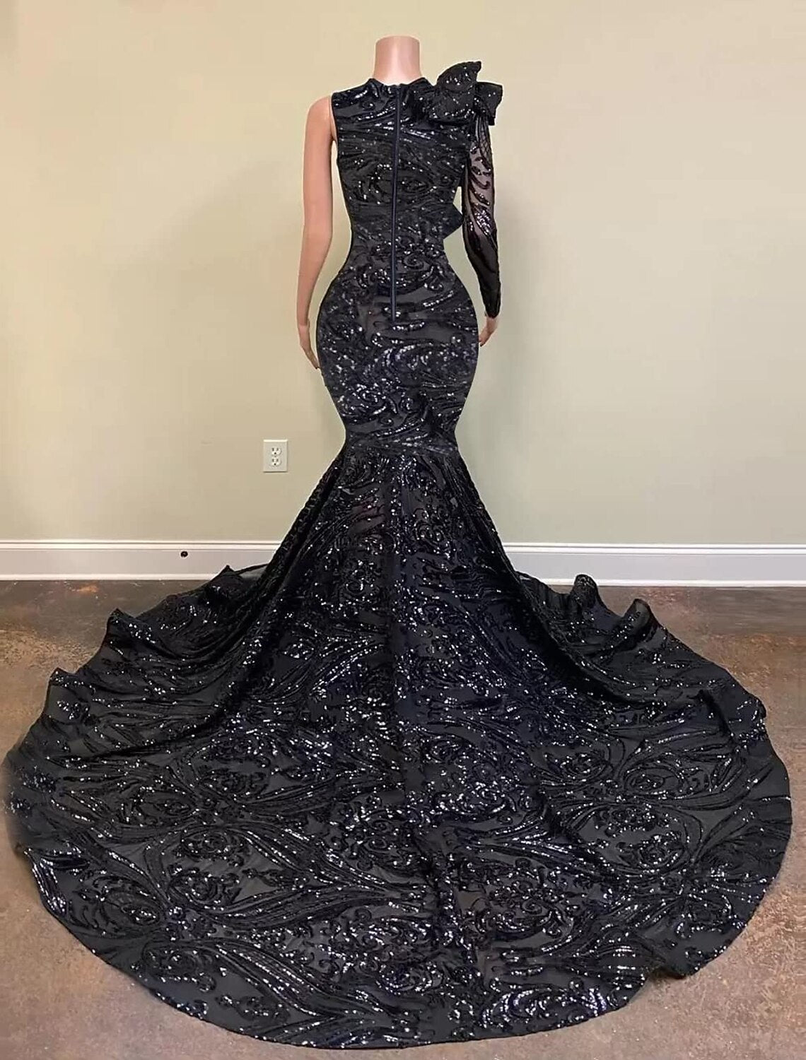 Meerjungfrau-Partykleid, Abendkleid, funkelnd und glänzend, Verlobungskleid, formeller Abend, Hofschleppe, lange Ärmel, eine Schulter, mit Pailletten